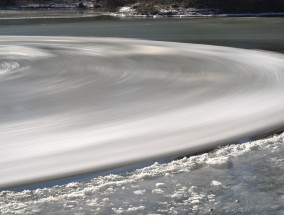 冰雪热，激发消费活力，推动产业升级的引擎 冰雪产业实现跨越发展,需把什么的发展作为引爆点?