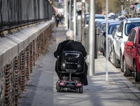 女子横停路中弃车带娃离去，被罚记一课 女车主将车停在门口