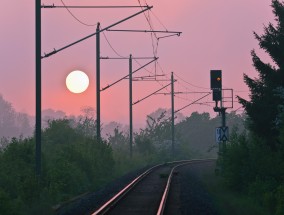 跨越千里的旅程，男生乘火车的奇妙邂逅 一个女生坐火车