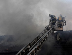 住宅楼受损引发火灾，城市空袭警报下的紧急应对 机场航站楼发生火灾时