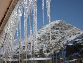 林海雪原景区回应游客花三千订房入住时被要求加钱事件，事实真相与未来承诺