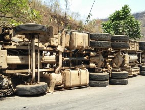 媒体眼中的农民工车站内砸烂禁带工具事件 农民工拉车