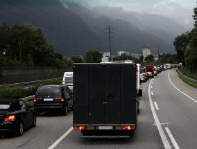 广西一客运班车遭遇严重车祸，两死多伤，事故原因令人深思 广西客车侧翻