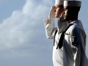 海军女兵荣耀退伍，亲朋好友车站温暖迎接 女兵退伍车站离别视频