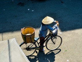 女子小跑过马路遭遇意外，被正常行驶车辆撞翻的悲剧 小跑过马路被车撞有责任吗