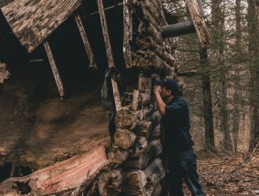 广西废弃小屋内惊现8箱活体眼镜蛇 广西毒蛇养殖场眼镜蛇