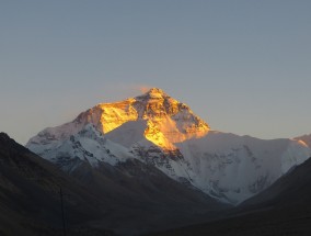 登山者深夜坚守，珠峰凌晨2点仍面临拥堵的挑战 珠穆朗玛峰登山死者照片