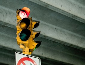 女子横停路中弃车带娃离去，交通违规被罚 马路上一个新手女子把车停在路中间