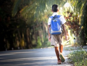 地震前，男孩的勇敢与守护 地震前小孩哭闹