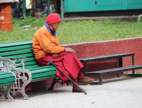 男子路边殴打拖行老人被拘留，道德沦丧的背后 街头殴打老人