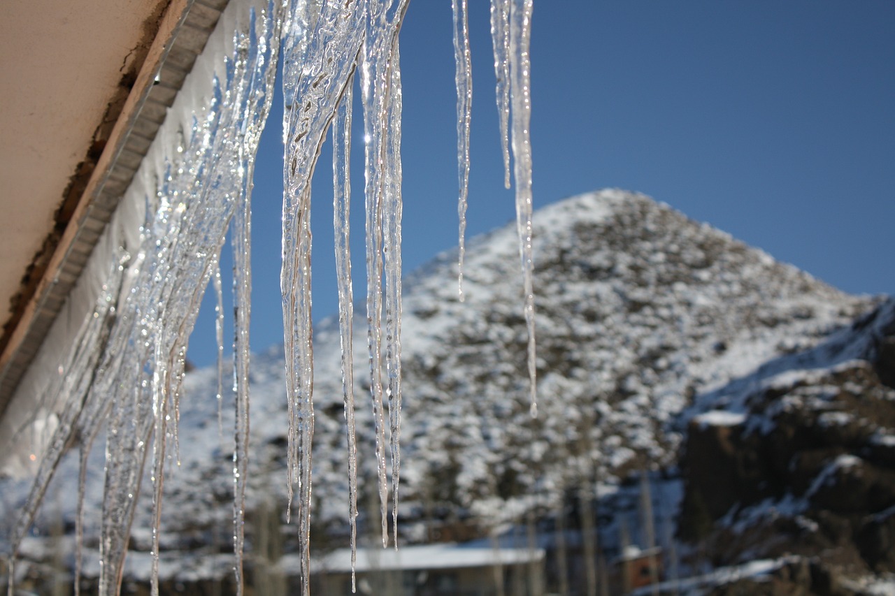 林海雪原景区回应游客花三千订房入住时被要求加钱事件，事实真相与未来承诺