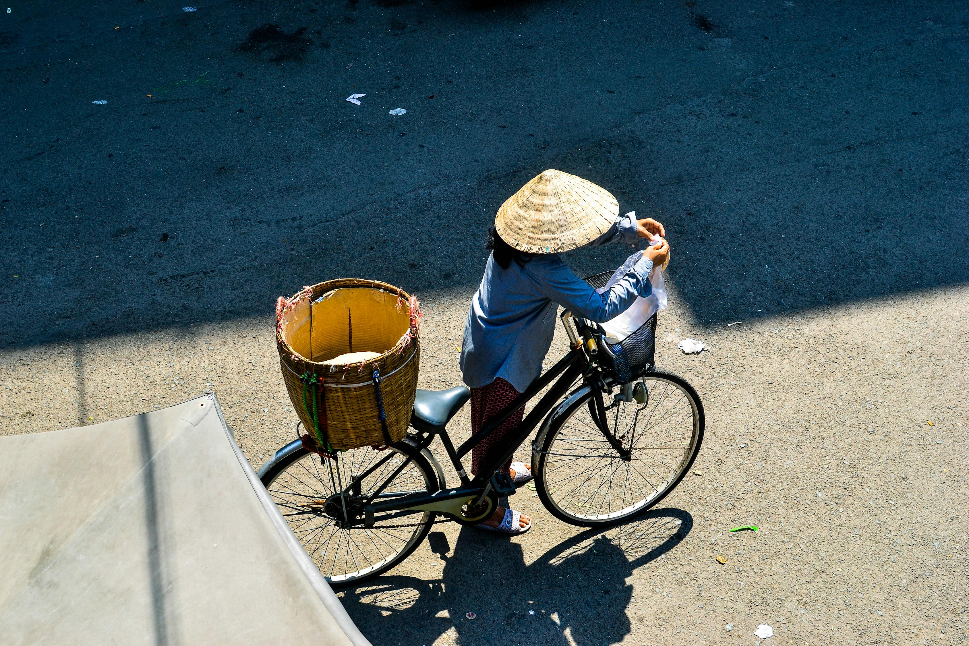 女子小跑过马路遭遇意外，被正常行驶车辆撞翻的悲剧 小跑过马路被车撞有责任吗