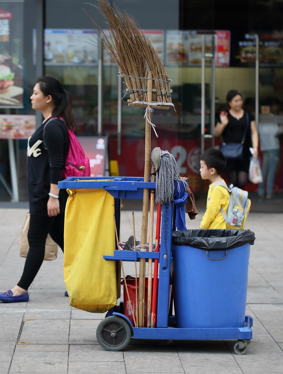 街道办回应招环卫工要求35岁以下，年龄限制与城市清洁的探讨 环卫工人招聘年龄